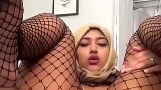 Paki dominatrice hijabi ditalino il suo culo