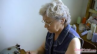 Omahotel Космати баба вагина, изпълнена с възрастни играчки