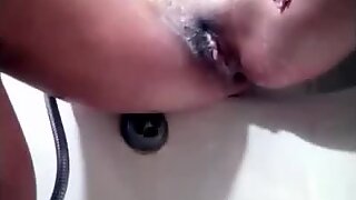 Shaves her pussy